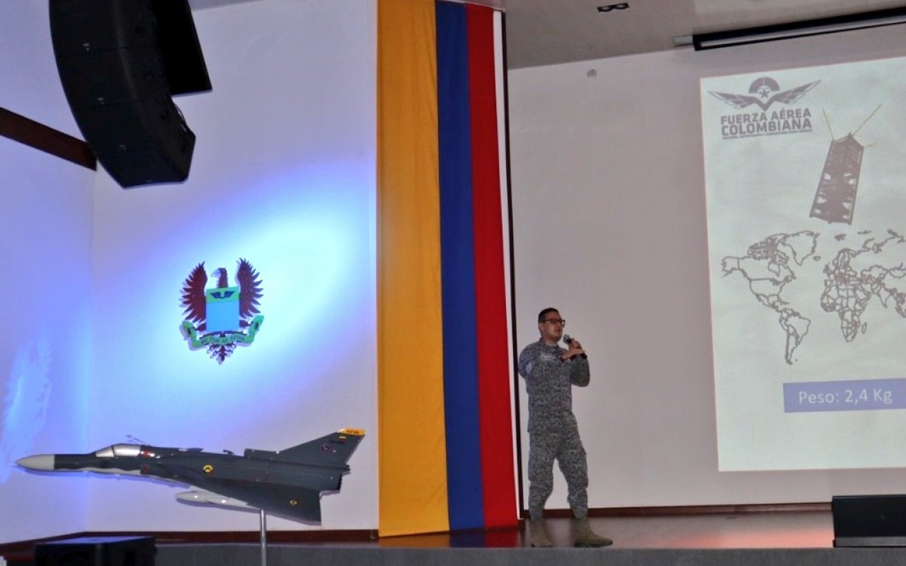 Alto mando asiste a primer seminario de capacidades espaciales de su Fuerza Aérea Colombiana