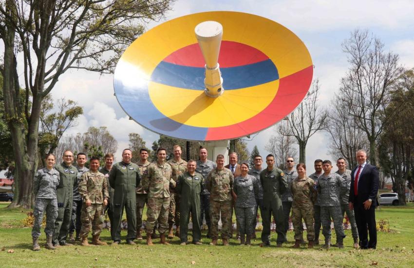 La Fuerza Espacial de los Estados Unidos intercambia conocimientos con su Fuerza Aérea Colombiana